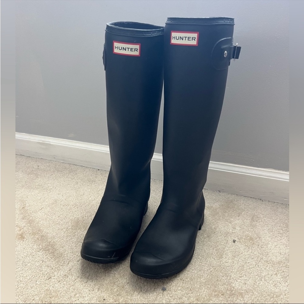 Lightly worn size 9 Hunter boots